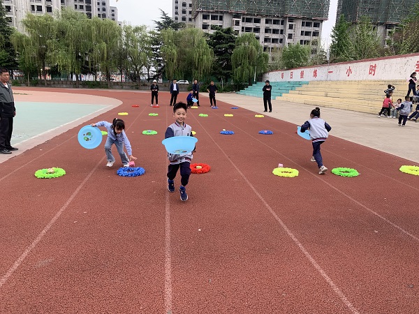 “趣”享运动 “味”你喝彩—平邑兴蒙学校举办一年级春季阳光趣味运动会