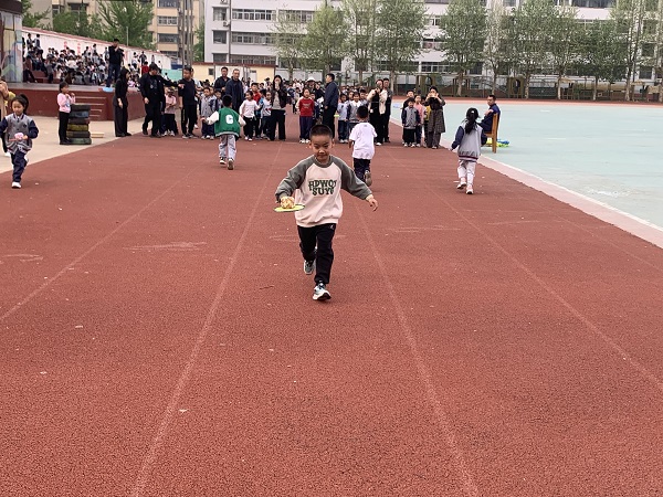 “趣”享运动 “味”你喝彩—平邑兴蒙学校举办一年级春季阳光趣味运动会(图2)