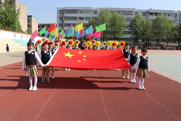 “运动悦童心 携手伴成长”—平邑兴蒙学校幼儿园举行春季亲子趣味游戏运动会