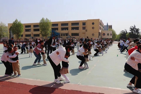“运动悦童心 携手伴成长”—平邑兴蒙学校幼儿园举行春季亲子趣味游戏运动会(图4)