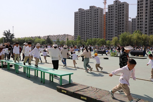 “运动悦童心 携手伴成长”—平邑兴蒙学校幼儿园举行春季亲子趣味游戏运动会(图5)