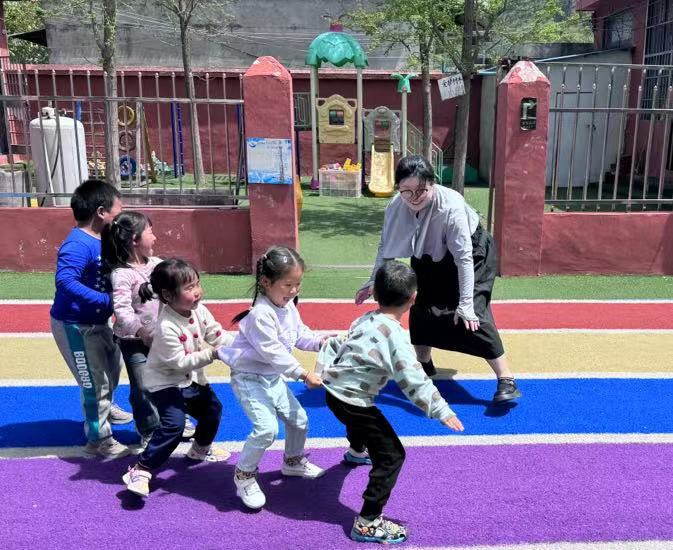 地方镇王家庄小学幼儿园开展民间传统游戏“老鹰捉小鸡”(图2)