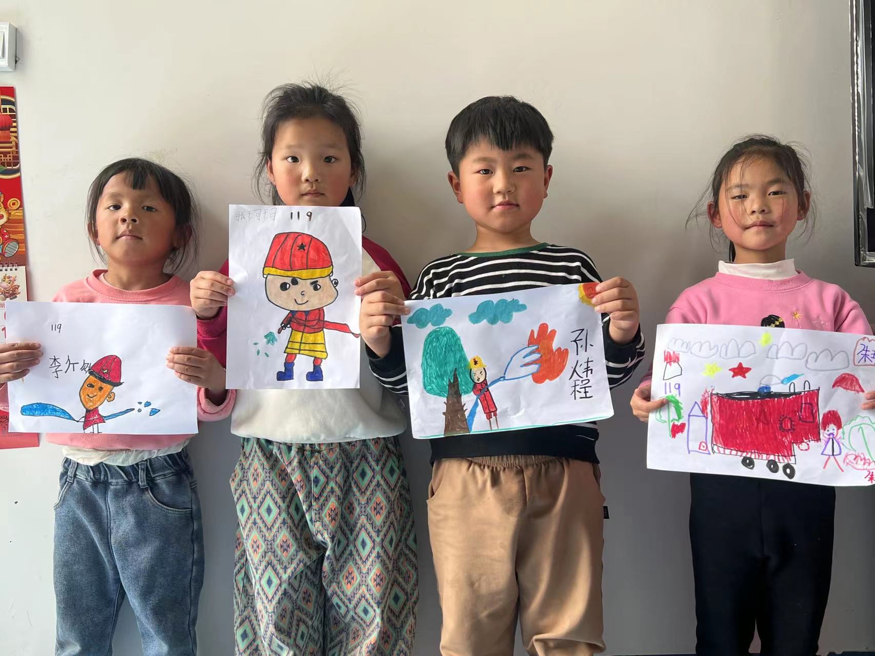 地方镇南金池完小幼儿园开展“我心目中的消防员”主题绘画活动