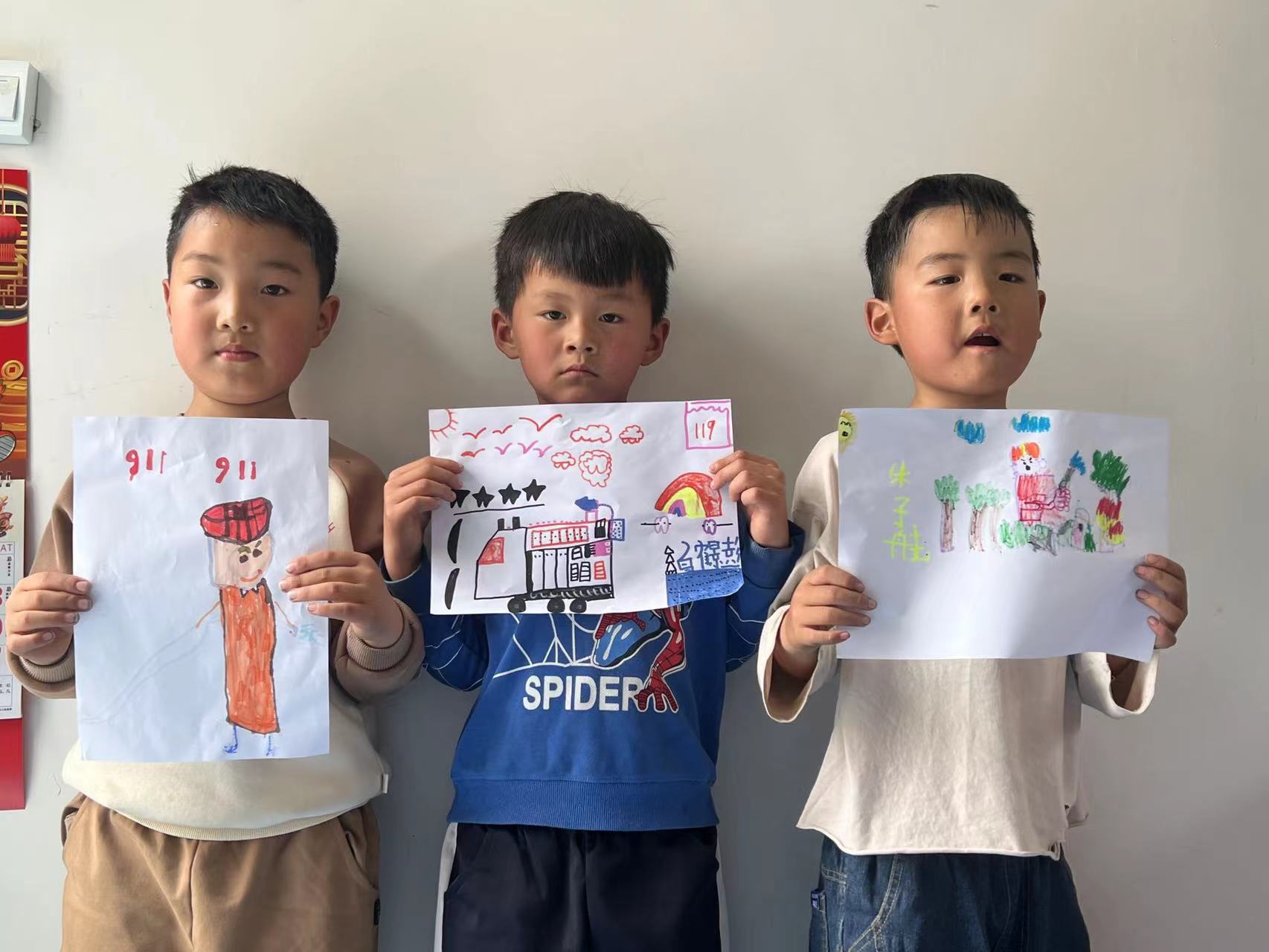 地方镇南金池完小幼儿园开展“我心目中的消防员”主题绘画活动(图2)