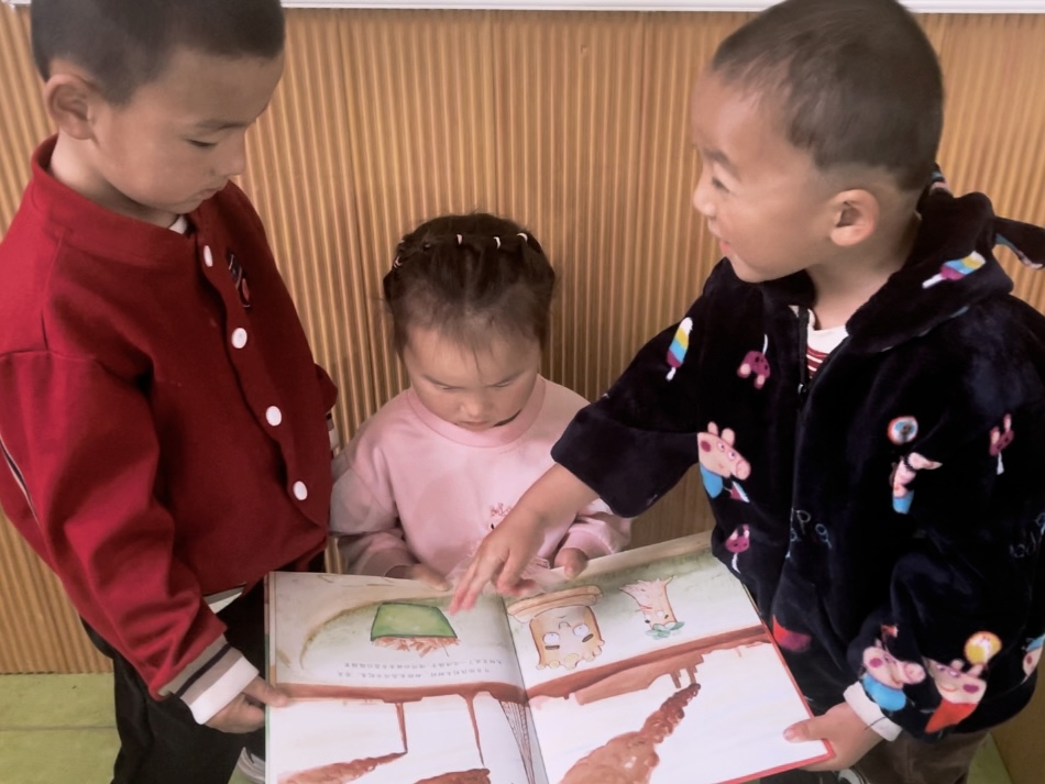 书香满园 “悦”读童年——地方镇新村完小幼儿园世界读书日系列活动(图2)