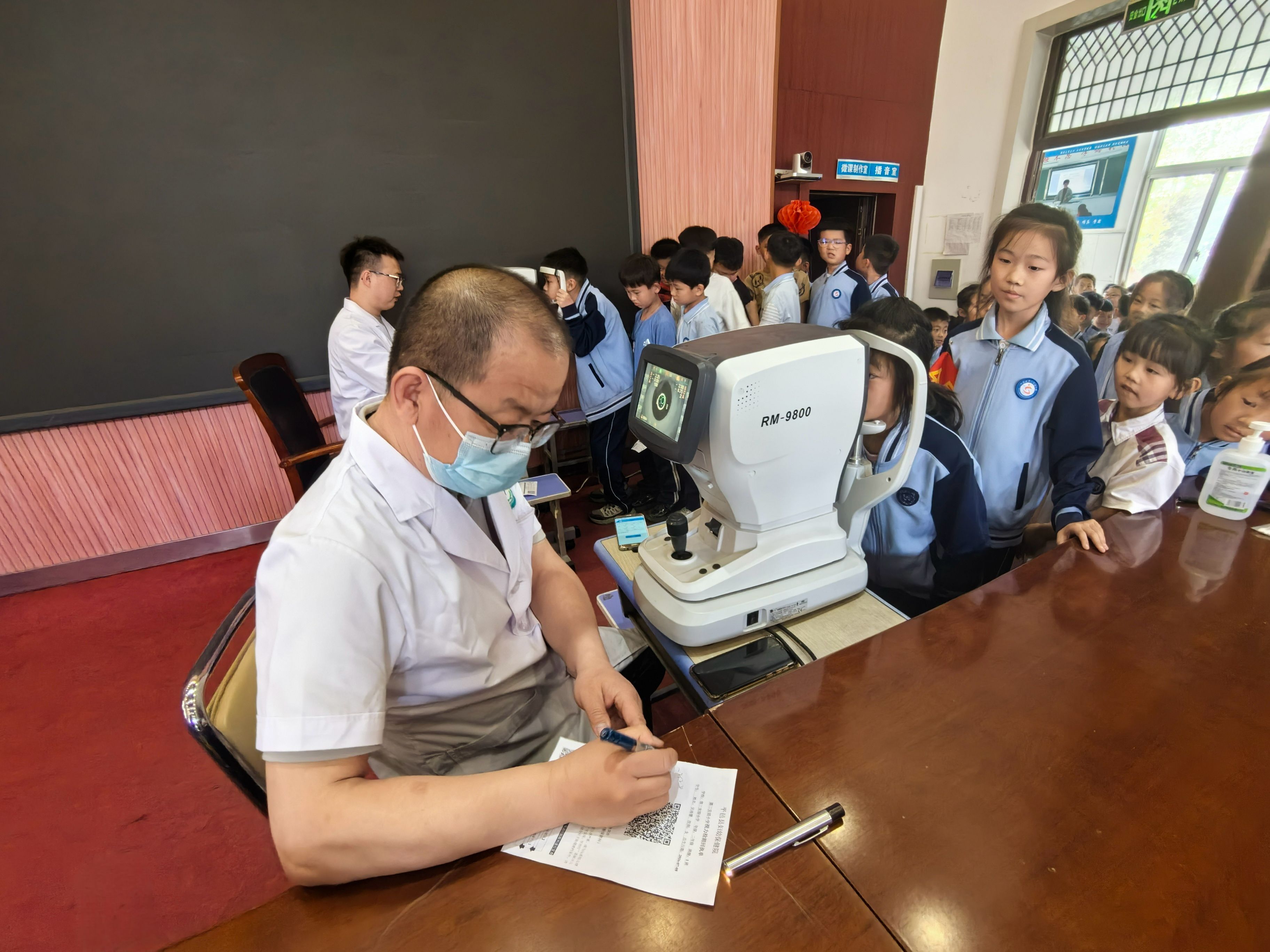 平邑县第二实验小学开展青少年视力健康筛查活动