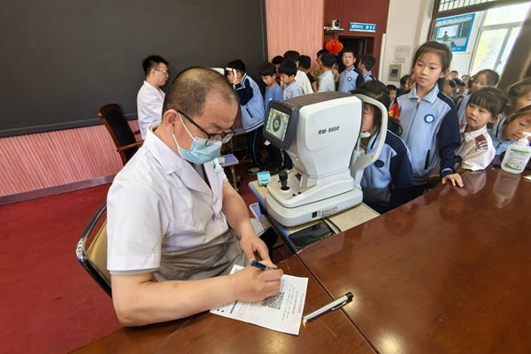 平邑县第二实验小学开展青少年视力健康筛查活动(图1)