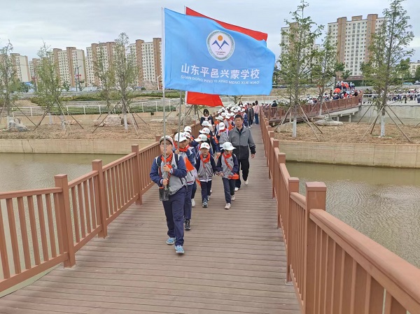 平邑兴蒙学校开展“融入自然，寻觅春意”踏青春游活动(图3)