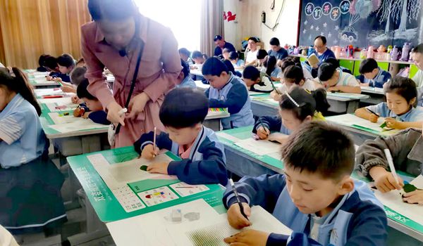 平邑县第二实验小学举行常识学科外出学习教师汇报交流活动(图2)