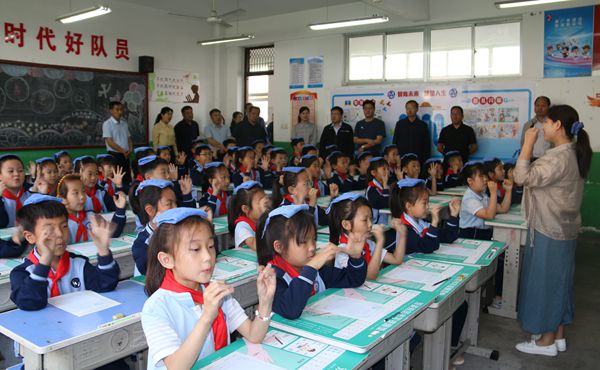 平邑县规范书写汉字观摩交流团到第二实验小学观摩交流(图2)