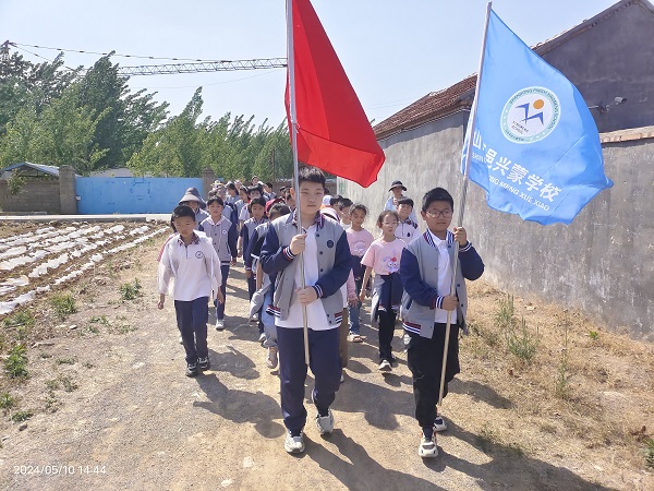 绿野春耕，童心种梦—平邑兴蒙学校走进基地开展劳动实践活动