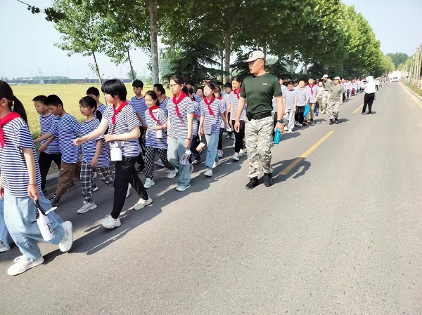 研学砺志，传承铸魂—平邑兴蒙学校走进兰陵知青村、国家农业公园开展红色研学体验活动(图1)