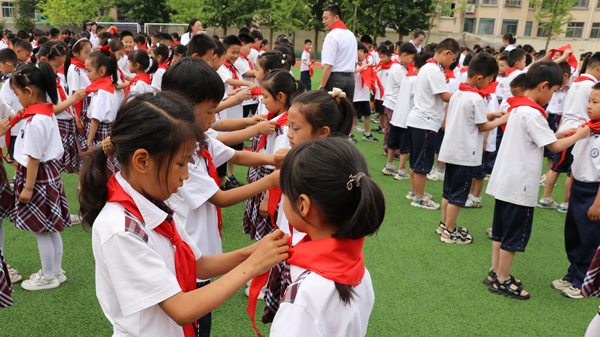 山东平邑：实验小学举行“红领巾爱祖国”暨一年级分批入队仪式(图3)