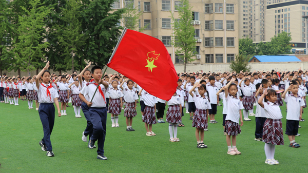 山东平邑：实验小学举行“红领巾爱祖国”暨一年级分批入队仪式(图1)