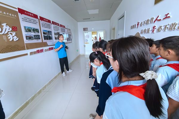 平邑县第二实验小学走进县中医医院举行端午节研学活动(图2)