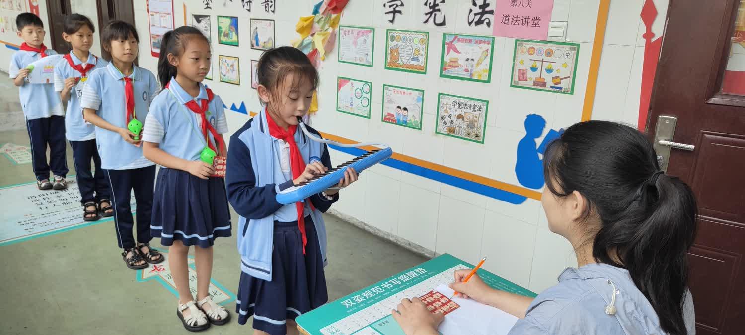 平邑县第二实验小学举行一二年级期末乐考闯关活动
