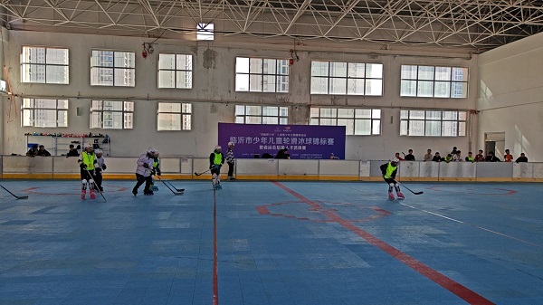 滑动激情 展示风采—兴蒙学校轮滑冰球队荣获市级赛事优异成绩(图3)