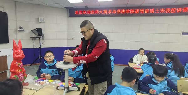 传承泥塑文化 绽放艺术之花—曲师大美术与书法学院唐宽奇博士点亮兴蒙学校美育之光(图2)