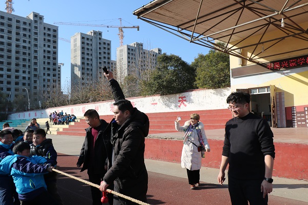 平邑兴蒙学校举行“迎新年 庆元旦 ”拔河比赛活动