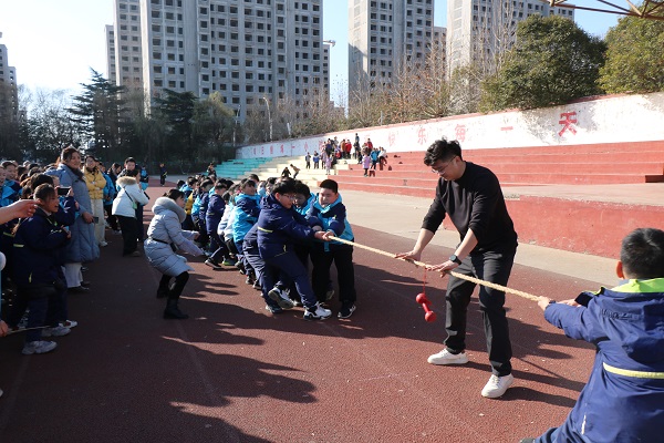 平邑兴蒙学校举行“迎新年 庆元旦 ”拔河比赛活动(图2)