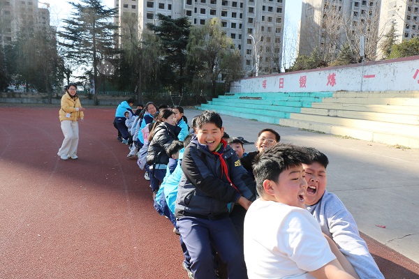 平邑兴蒙学校举行“迎新年 庆元旦 ”拔河比赛活动(图3)