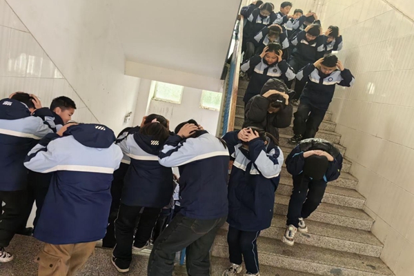 平邑县第二实验小学五年级开展地震应急疏散演练活动(图1)