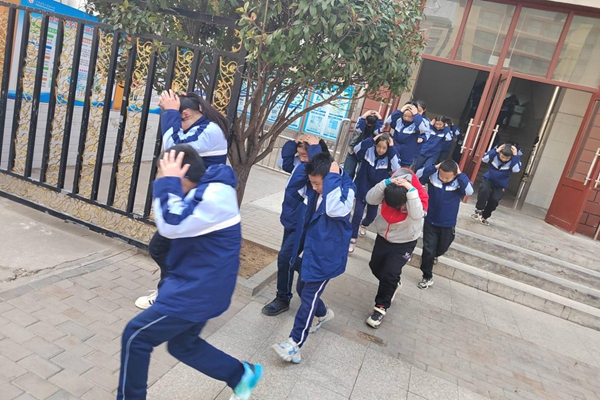 平邑县第二实验小学五年级开展地震应急疏散演练活动(图2)