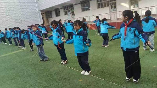 阳光体育强体魄，课间活动展风采—兴蒙学校四年级开展诗意阳光大课间活动(图3)