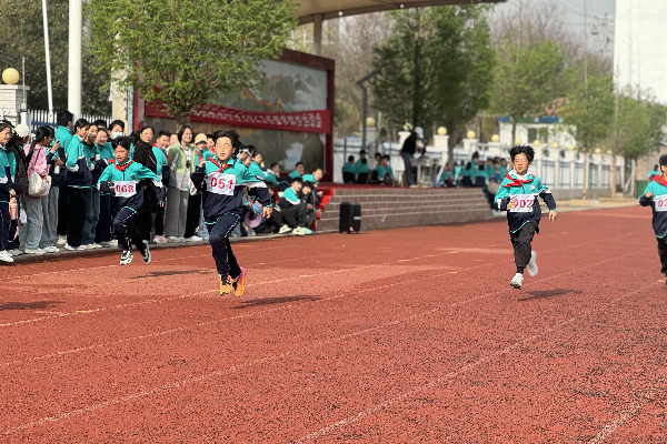平邑县第四实验小学召开2025年春季田径运动会(图4)