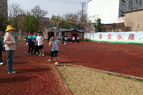 平邑县第四实验小学召开2025年春季田径运动会(图5)