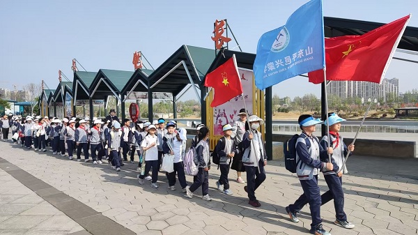 踏青兴水河畔，追寻圣贤之路—平邑兴蒙学校少先队组织开展行吟探春体验活动