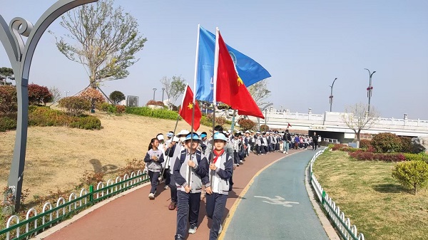 踏青兴水河畔，追寻圣贤之路—平邑兴蒙学校少先队组织开展行吟探春体验活动(图2)