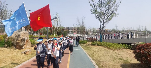 踏青兴水河畔，追寻圣贤之路—平邑兴蒙学校少先队组织开展行吟探春体验活动(图4)