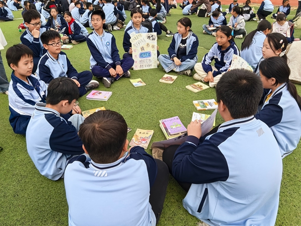 平邑县第二实验小学开展图书漂流活动