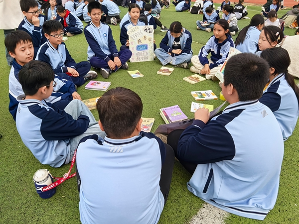 平邑县第二实验小学开展图书漂流活动(图1)