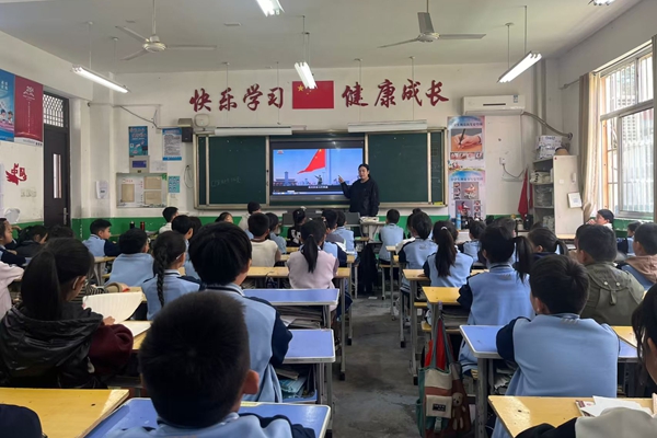 平邑县第二实验小学举行“全民国家安全教育 走深走实十周年”法治教育活动(图2)