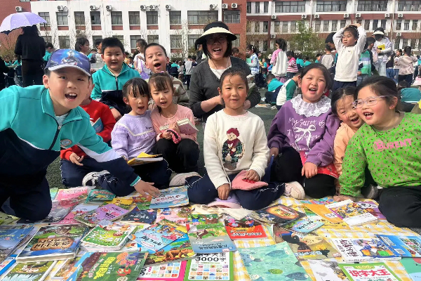 平邑县第四实验小学举办世界读书日“图书漂流”活动(图1)