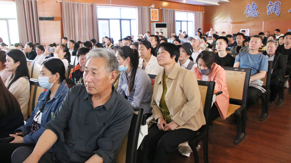 审时度势做智慧家长  牢记使命育最美学生(图3)