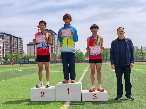兴蒙学校在全县中小学生田径运动会上荣获团体冠军和社团展演双料佳绩