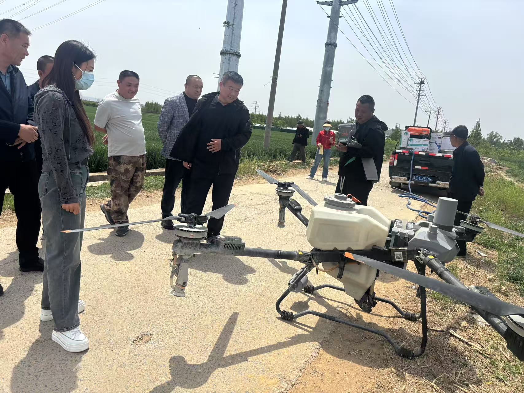 平邑街道：无人机“飞防”喷洒农药 科技赋能小麦稳产增收