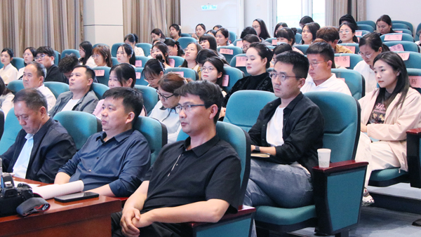 【引领成长】“凝聚青春力量 追逐教育梦想”第三届青年教师成长论坛(图3)