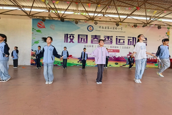 平邑县第二实验小学举行庆五一跳绳比赛活动