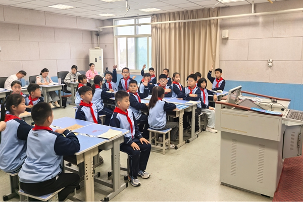 平邑县小学安全教育优质课评选活动在平邑县第二实验小学举行(图2)