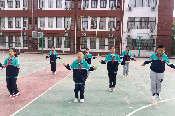 平邑县第四实验小学开展体育比赛活动(图1)