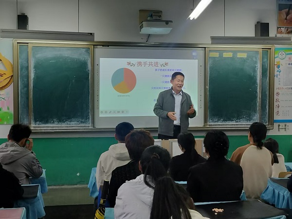 兴蒙学校举行育人导师与家长"零距离"沟通交流活动(图1)