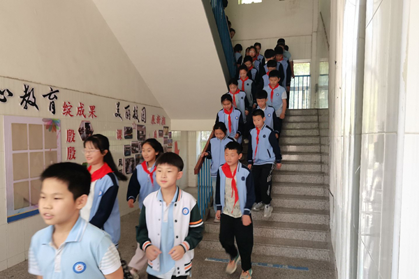 平邑县第二实验小学五年级组开展防踩踏安全演练活动