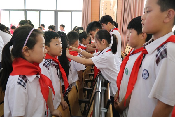 平邑兴蒙学校举行“牢记党的教导，争做强国少年”新队员入队仪式暨庆六一文艺汇演(图2)