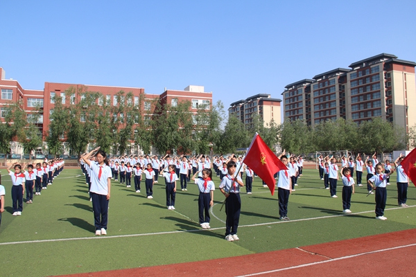 平邑县第二实验小学举行2025年新队员分批入队仪式(图3)