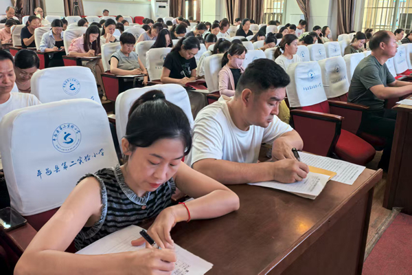 平邑县第二实验小学举行新学期教育新闻宣传培训活动(图2)