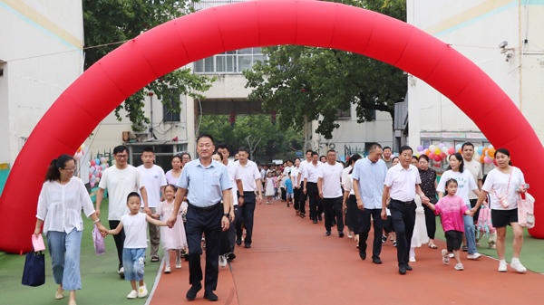 【临沂教育】实验小学举行“向阳而生，逐光而行”一年级入学典礼(图1)